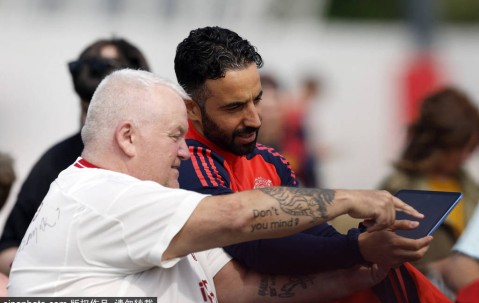 曼联地震！新帅阿莫林当众炮轰加纳乔：祈祷你能滚蛋！B费72小时最后通牒？