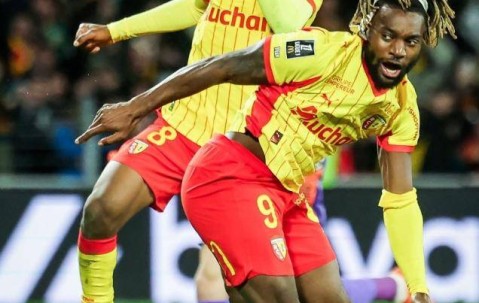 法甲神剧本！朗斯3-1逆转登顶，巴黎又得当追兵