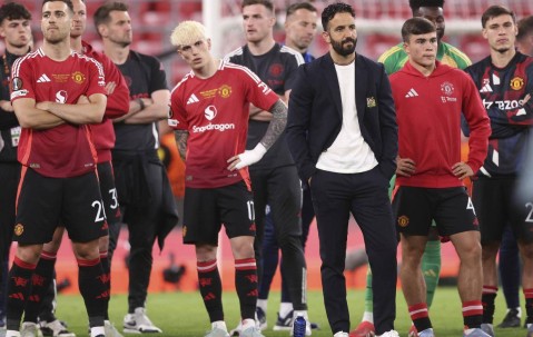 曼联亚洲行捞金却遭“偷家”，中场核心被挖角，转会费1.18亿欧元