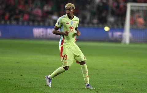 弗里克换人策略揭秘：巴萨前9轮西甲中场换人频繁背后的原因与影响