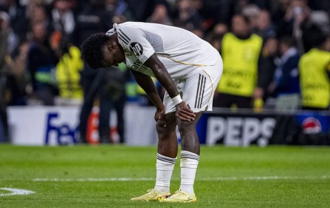 44岁阿隆索下课在即？主场仅1次射正创欧冠新耻！遭8万皇马球迷狂嘘