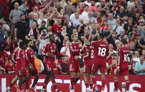 利物浦是1960年的纽卡后，英超首支每场丢2球但前2轮全胜的球队