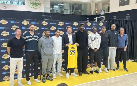 詹姆斯没有到场祝贺东契奇 但给他打了视频电话