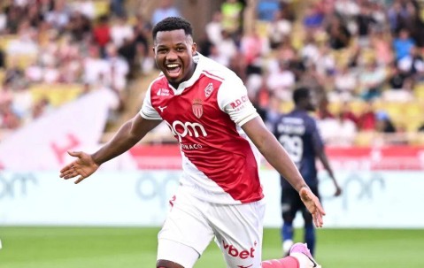 巴萨天降横财！昔日废柴在法甲重生：5场轰6球 英超3队想买他