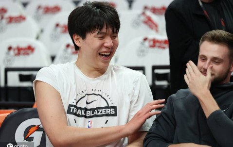 队记：杨瀚森状态不错 年轻中锋成长需要时间