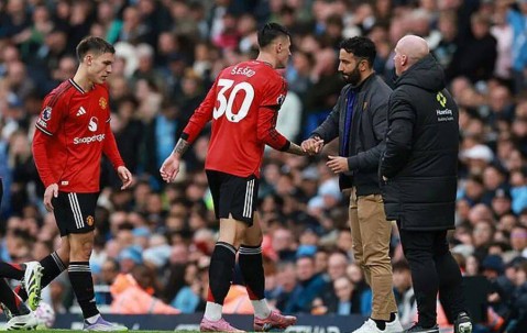 曼联0-3曼城弗爵看了都愁眉！阿莫林拒绝改变战术，回应下课前景