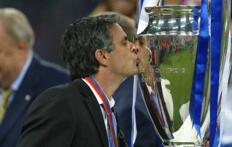 揪心！16轮不败却落后10分！800万欧冬窗补强，穆里尼奥还能续命吗？