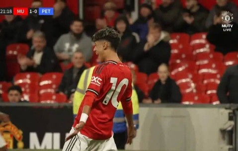 曼联小梅西老特拉福德首次破门！踢得像内马尔，弗爵与之一起看球