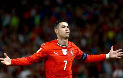 绝代双骄同发威，40岁C罗一球一助建功，38岁梅西戴帽戏法+助攻斩获金靴