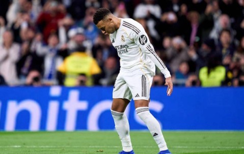 足坛一夜动态：蓝军逼平纽卡，曼城阿森纳轮番登顶，姆总比肩C罗