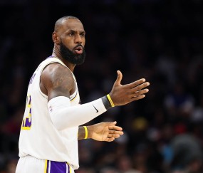 狄龙与詹姆斯对撞被驱逐出场 湖人神奇一战防守斗志苏醒