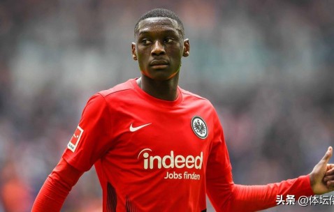 引援眼光毒辣！又一位身价破亿前锋，这家德甲豪强成为“新黑店”