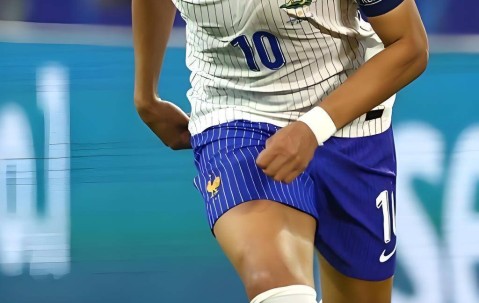 随着巴萨2-1绝杀，马竞1-0，贝蒂斯2-2绝平黄潜，西甲积分榜如下