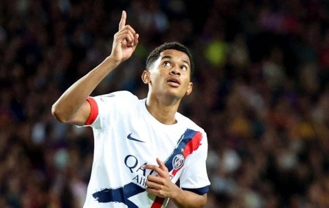 第90分钟绝杀！巴萨轰然倒下，弗里克气炸了，残阵巴黎征服客场