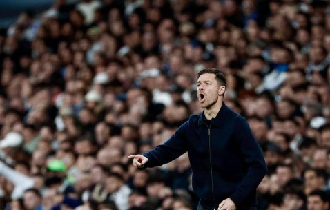 阿隆索赛后怒指裁判引发争议，球迷直言：你连给安帅提鞋都不配