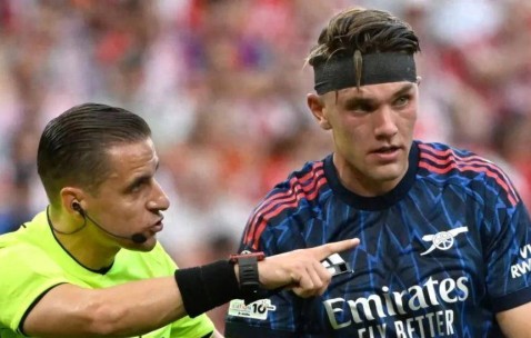 未进球却获好评！枪手神锋带伤仍全力拼，65分钟才被换下