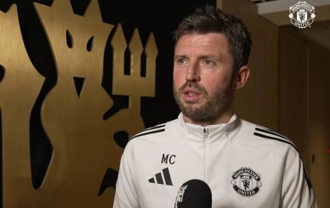 卡里克谈转正前景，改变曼联训练计划！战热刺更衣室为球迷剪发而战