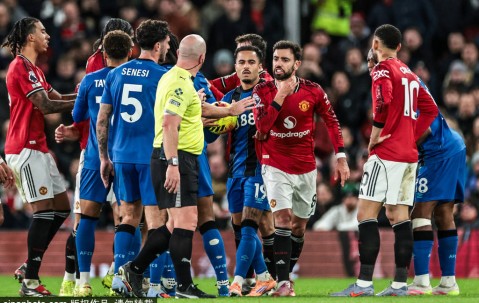 曼联冤？伯恩茅斯多次疑似禁区手球未判 锁喉对手仅染黄