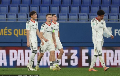 莱万连续两轮西甲替补，诺坎普离场引发热议：巴萨未来何去何从？