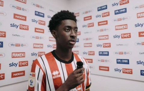 TA：流浪者先租后买报价水晶宫边锋萨基遭拒，但仍在继续追求