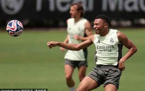 西甲球队皇家马德里训练备战世俱杯</title>
        
    <title>西甲球队皇家马德里训练备战世俱杯