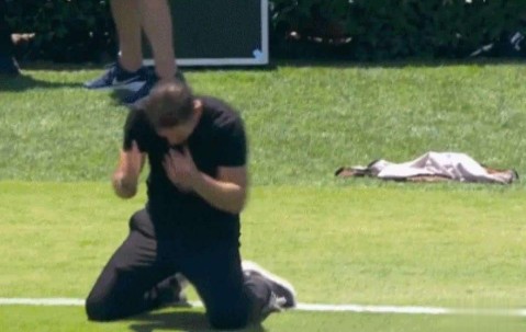 8万人面前55岁匪帅跪地呐喊，0-4耻辱 1射正生涯最惨失利