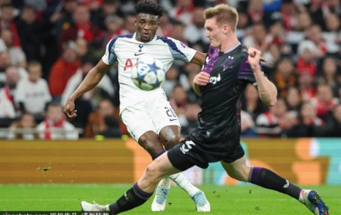 欧冠联赛阶段第6轮：热刺3-0布拉格斯拉维亚 西蒙斯造点破门库杜斯点射