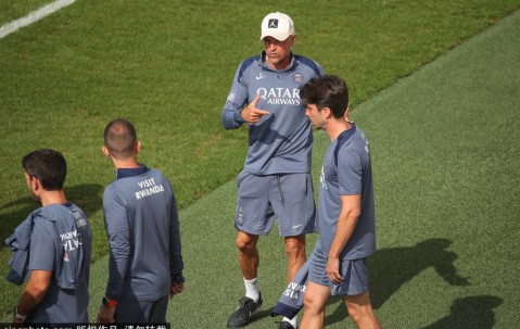 巴黎圣日耳曼主场球衣荣获法甲最美：时尚与传统的完美交融