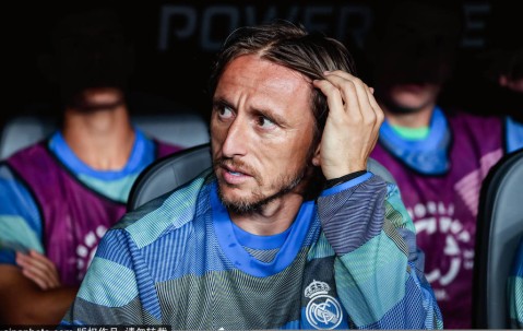 莫德里奇加盟AC米兰：红黑军团新篇章的领航者！