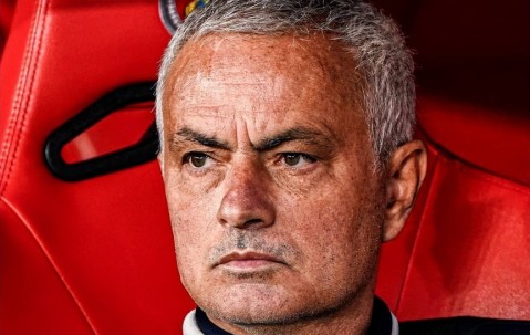 名帅的格局！本菲卡球迷向恩佐投掷水瓶，穆里尼奥主动上前劝阻