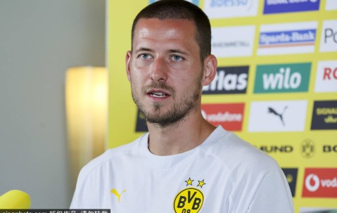 德甲球队多特蒙德球员瓦尔德马尔·安东接受媒体访问</title>
        
    <title>德甲球队多特蒙德球员瓦尔德马尔·安东接受媒体访问