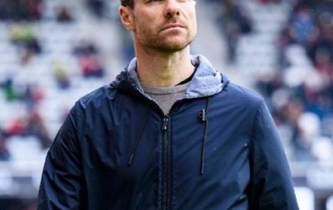 阿隆索不在固执！皇马6000万前锋逆袭，1个月从替补升至当家核心