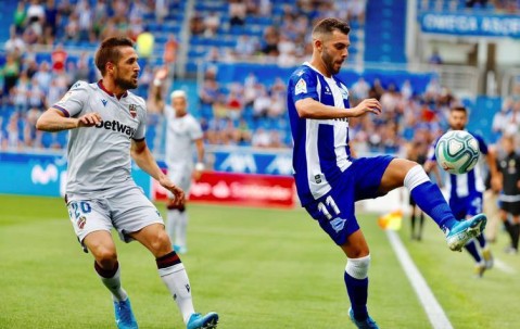 西甲保级战焦点：赫塔费主场迎战埃尔切，防线危机与士气对决，定位球与反击成关键。