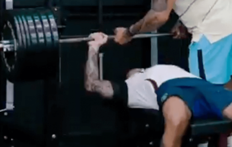 曼联铁卫卧推130公斤征服球迷！有望提前复出，此前曾担心今年报销