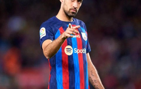 布斯克茨宣布退役，足坛再无“影帝”！梅西感慨失去得力搭档