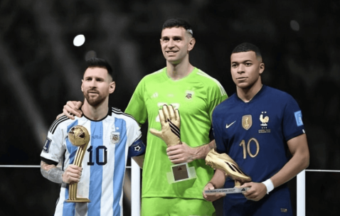 姆巴佩受伤内幕曝光，反向梅西举动很掉价，揭梅西有多强