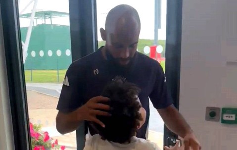 姆贝莫穿19号亮相卡林顿！拉什福德桑乔登机离开，曼联开始买中锋