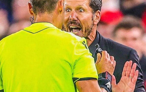 输不起？马竞遭绝杀后西蒙尼染红他朝球迷看台竖中指