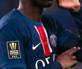 从三冠王到可能丢榜首！巴黎1-3惨败送大礼，朗斯今晚赢球就登顶，法甲真要变天？