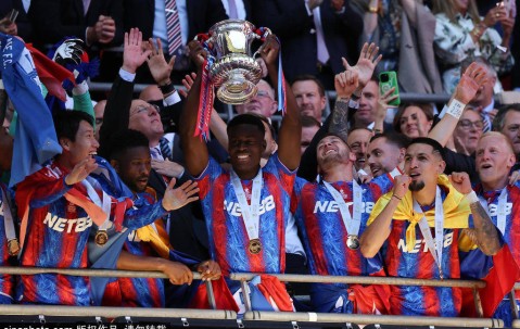 利物浦同时搞定双中卫 3500万签格伊+先签后用新内斯塔