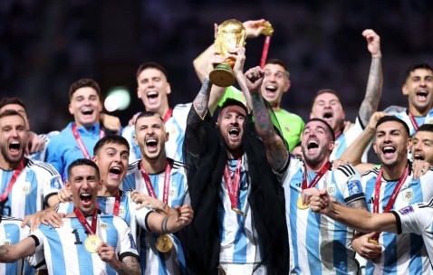 阿尔瓦雷斯：与梅西合影是我梦寐以求的时刻！看不出对皇马点球违例的理由！