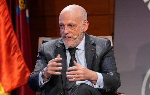 毕巴飞翼续约引爆足坛，西甲主席直言巴萨财政老问题吓退强援