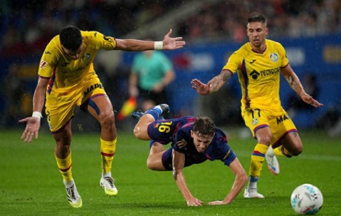 巴萨球迷心碎！两巨星伤情不明，欧冠前景蒙上阴影？