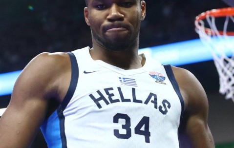 字母哥今夏国家队热身赛首秀 15分钟爆砍25+10