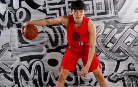 被选中前还在吃炸鸡！杨瀚森式幽默逗笑美女主持人