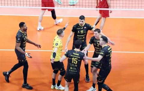 1-3！加拉塔萨雷欧冠主场输球又输阵 还被波兰排坛吐槽人少的可怜