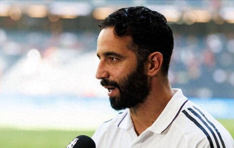 0-0！曼联季前首战闷平利兹联，希顿神扑+裁判争议判罚引遗憾