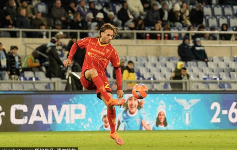 朗斯前锋托万荣膺UNFP法甲11月最佳球员：背后隐藏的努力与战术解析