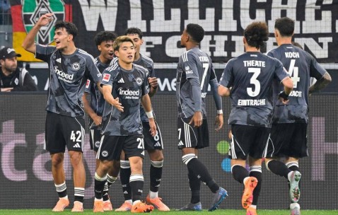 27岁日本球星梅开二度，助攻无敌！现场视角惊艳德甲比赛