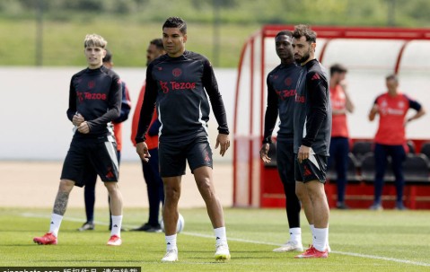 曼联地震级调整：加纳乔恐被甩卖！铁三角雷打不动，阿莫林葫芦里卖的什么药？